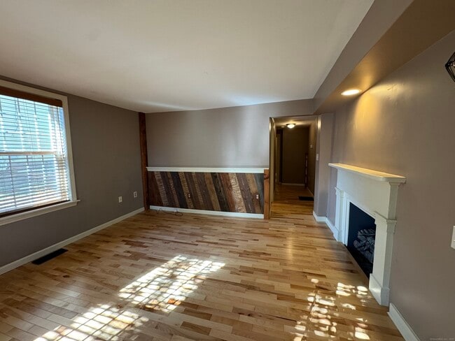 Building Photo - 158 College St