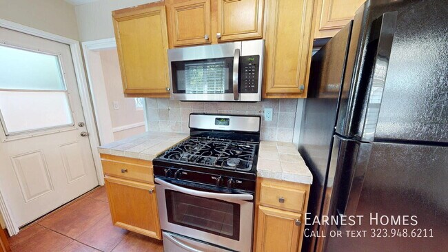 Building Photo - 15031 Hartland St