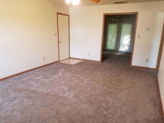 Building Photo - 3 Bedroom Duplex - Pets Welcome!*