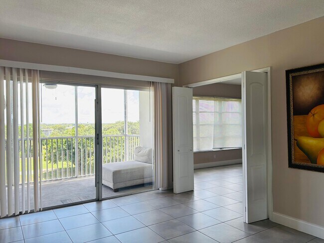 Building Photo - 3100 N Palm Aire Dr