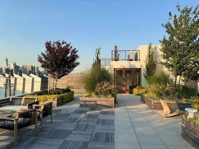 Building Photo - 189 Conover St