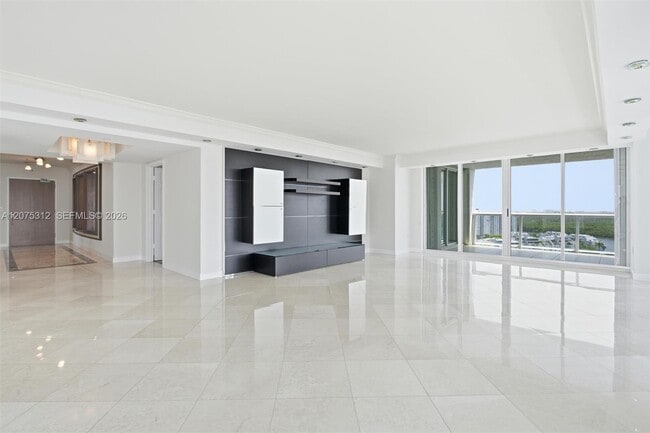 Building Photo - 16500 Collins Ave