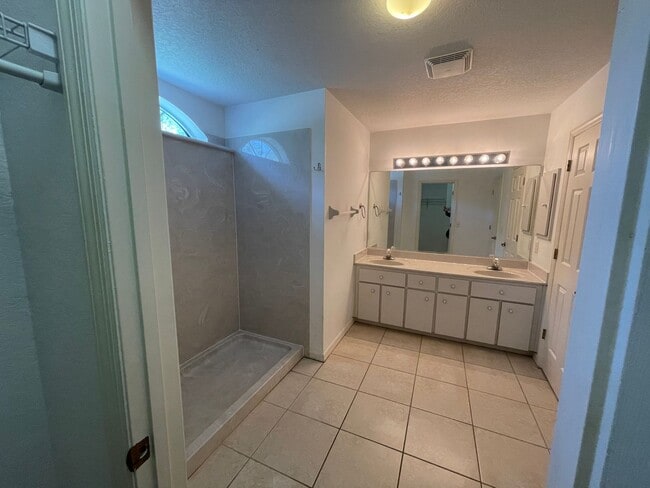 Building Photo - 3 Bedroom 2 bath 2 Car Garage situated on a large Corner Lot in SW Ocala