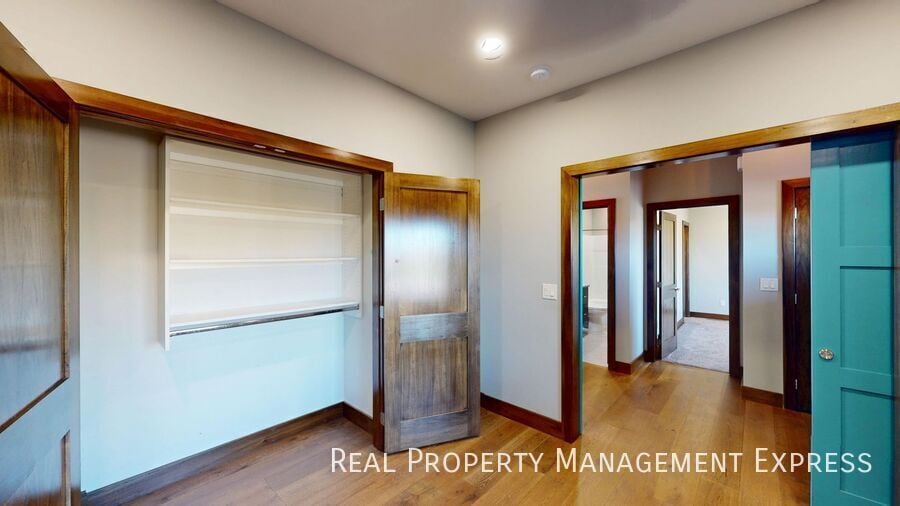 Building Photo - Beautiful 7 Bedroom 4 Bath Residence with ...