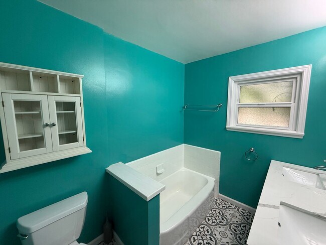 Building Photo - Lovely 3 Bedroom House w/ Finished Garage