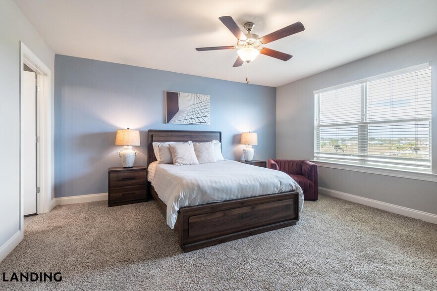 Building Photo - 305 Laredo Dr