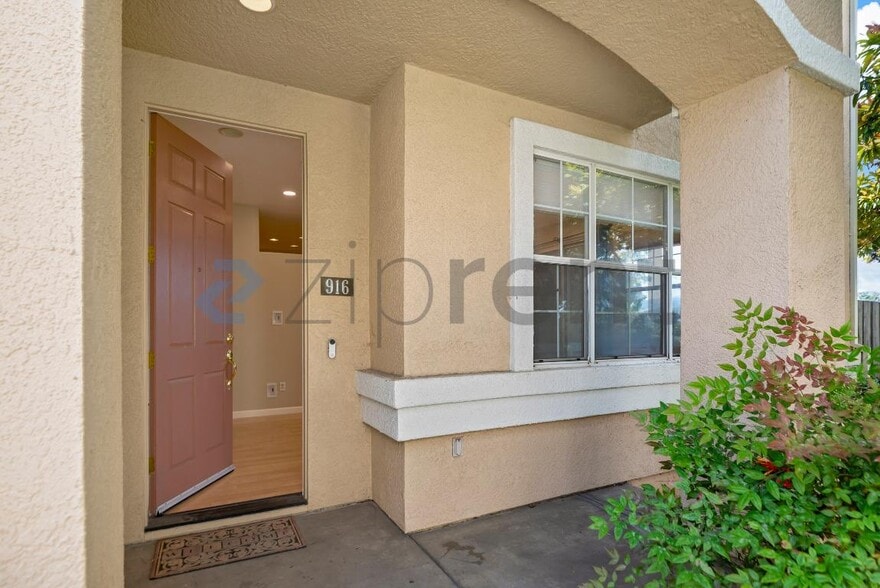 Building Photo - 916 Del Avion Ln
