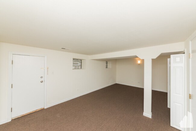 Building Photo - 2835 W Medill Ave