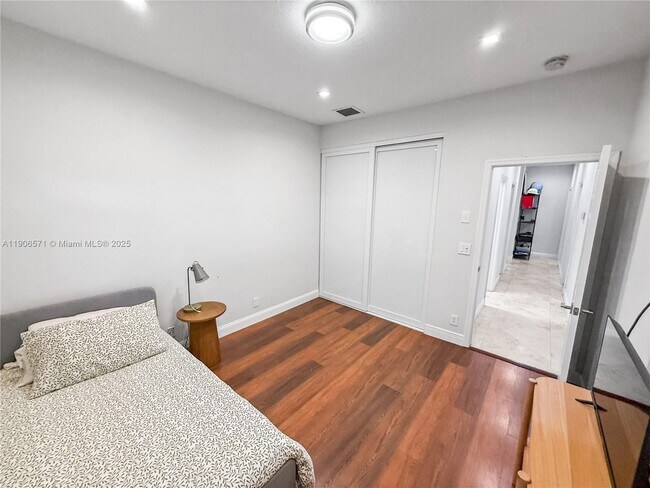 Building Photo - 2514 Poinciana Dr