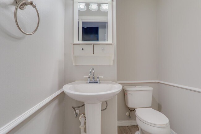 Building Photo - 1724 Townhall Ln