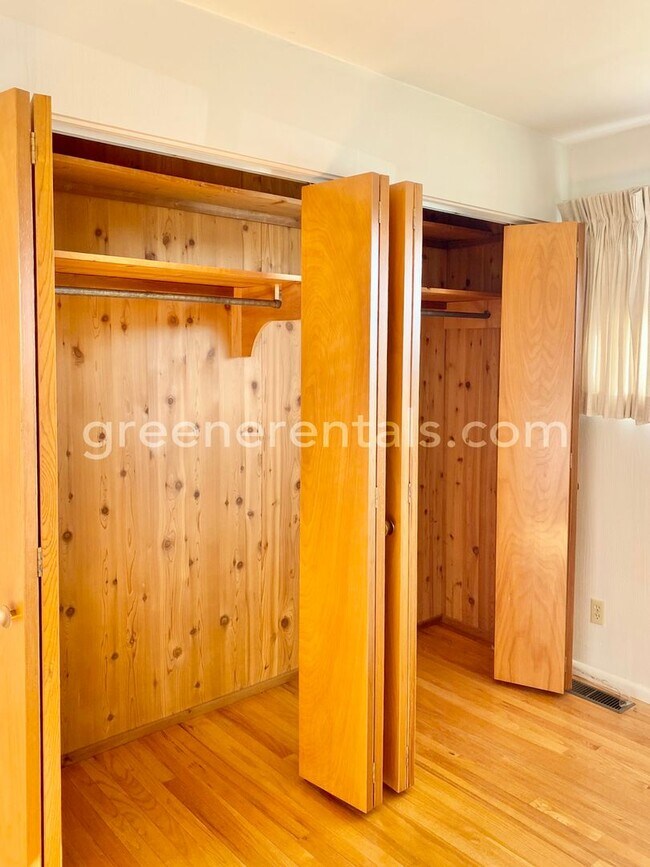 Building Photo - Large 2BD/2BA Montesano Duplex