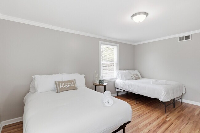 Building Photo - Furnished 10-Bedroom Single-Family Home in Buffalo