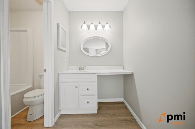 Building Photo - 2 Bed 2.5 Bath renovated townhome Virginia Beach
