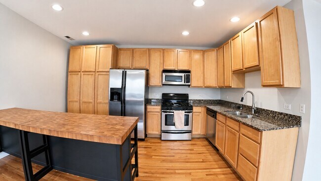 Building Photo - 6005 N Kimball Ave