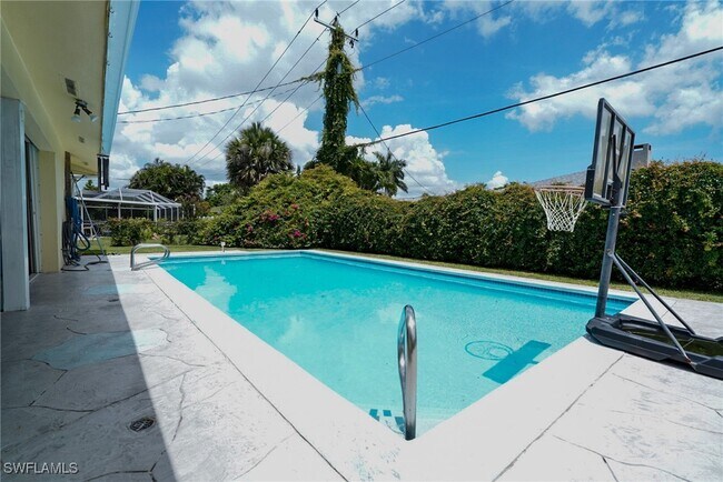 Building Photo - 1351 Oaklawn Ct