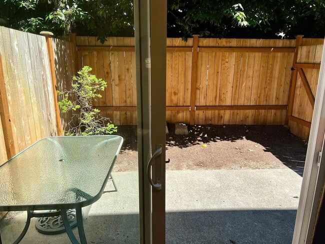 Building Photo - Appealing 2 bed / 1.5 bath townhouse in Greenwood/N Seattle with new flooring