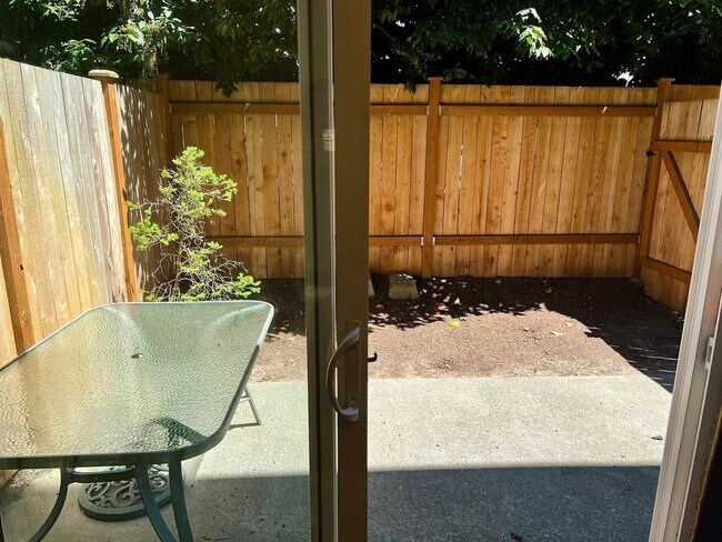 Building Photo - Appealing 2 bed / 1.5 bath townhouse in Greenwood/N Seattle with wood flooring