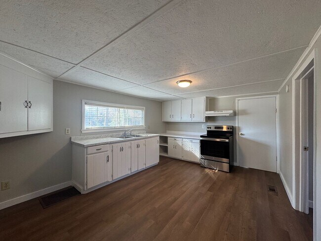 Building Photo - Newly Renovated 2 Bedroom 1-Bath in Grand ...