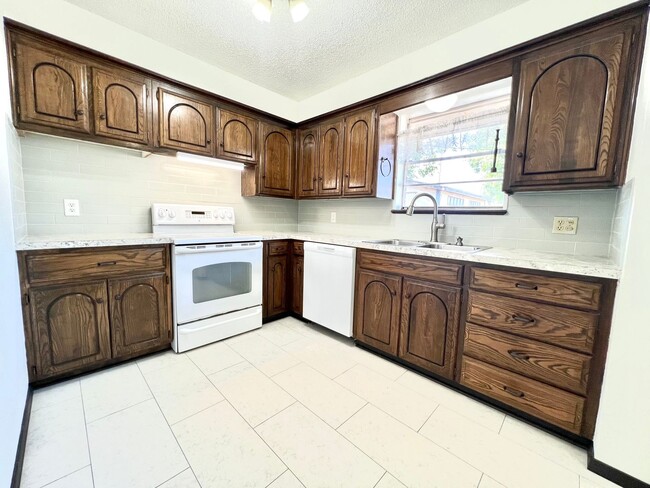 Building Photo - ?Spacious Home Near Tinker Airforce Base ?