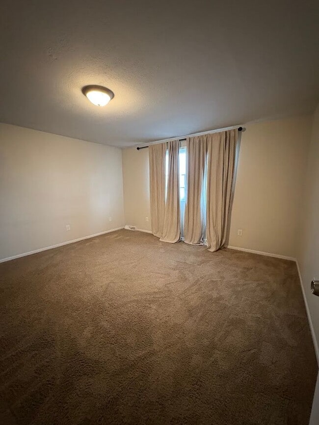 Building Photo - Beautiful and spacious 3 bedroom 2.5 bathroom townhome available for rent