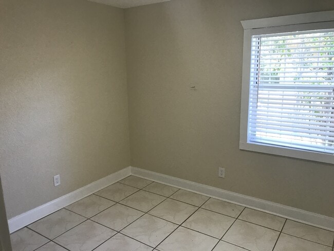 Building Photo - 5 Bedroom Home Close to Downtown