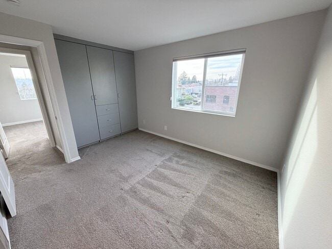 Building Photo - Top-Floor 3 Bed 2 Bath Condo in Fremont