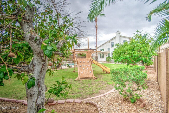 Building Photo - 3938 E San Pedro Ave
