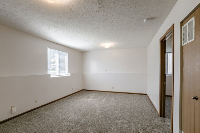 Building Photo - Spacious Duplex Close to Schools, UNL, Hay...