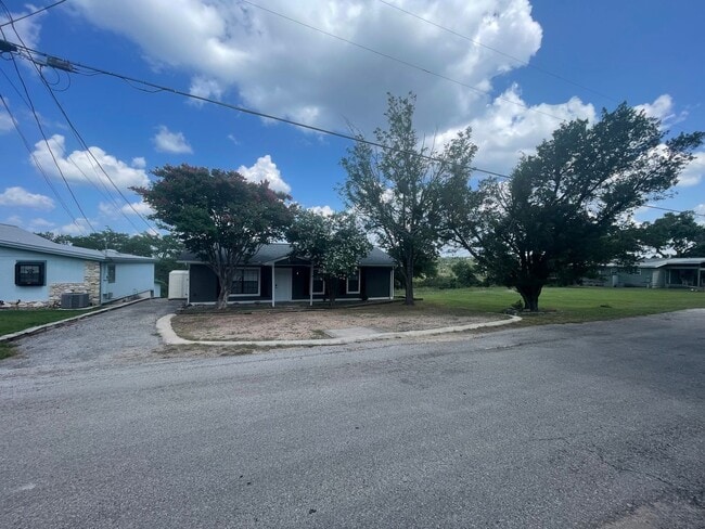 Building Photo - NEW ON MARKET !!