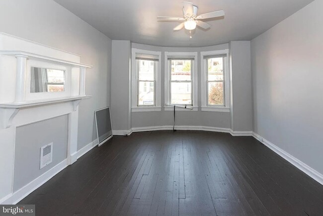 Building Photo - Spacious 3 Bedroom Townhome