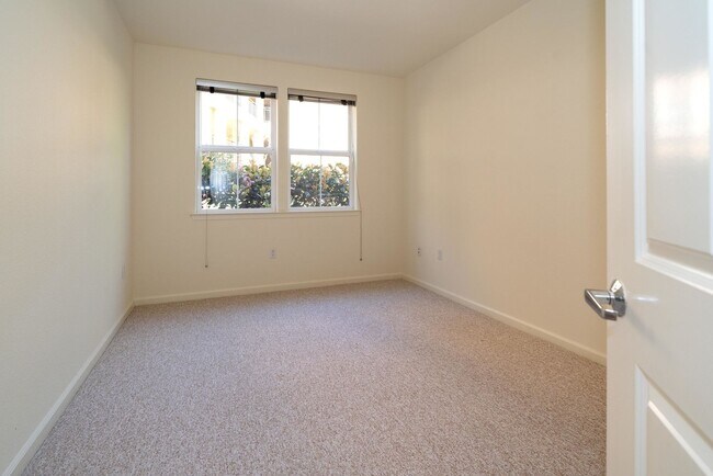 Building Photo - Beautiful & Spacious 3bd Condo With Great ...