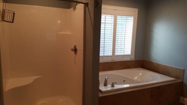 Building Photo - 2108 Cherokee Dr