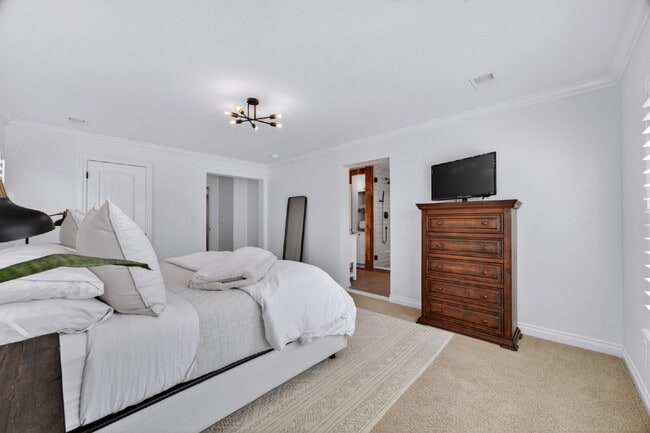 Building Photo - "Spacious 5-Bedroom Retreat on South Quantock Way - Perfectly Designed for Comfort and Style!"  A...