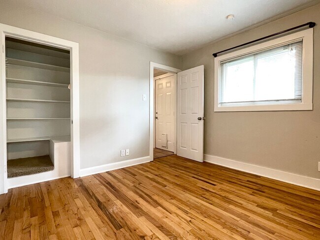 Building Photo - Darling Updated Cottage Near Liberty Park!