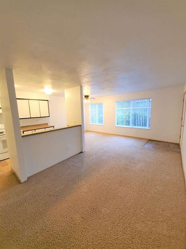 Building Photo - One Bedroom, One Bath - Special $1275.00 and Second Month Free!