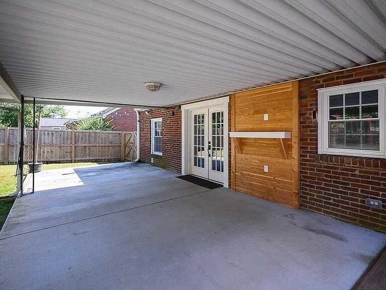 Building Photo - 1131 Kenwood Dr