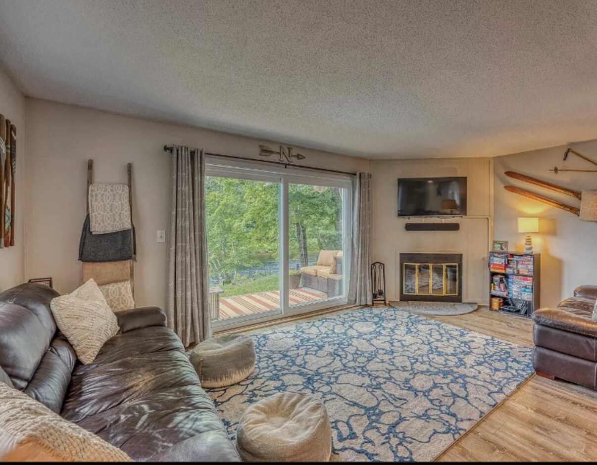 Building Photo - 55 Mountain River Ave