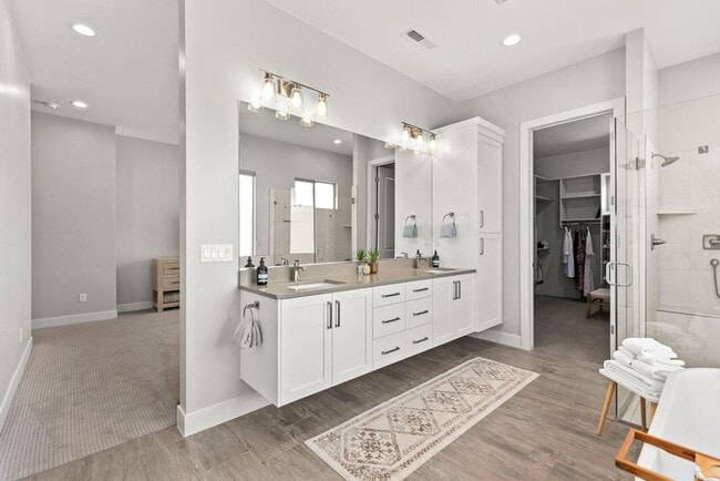 Building Photo - Beautiful 4 Bedroom Home!