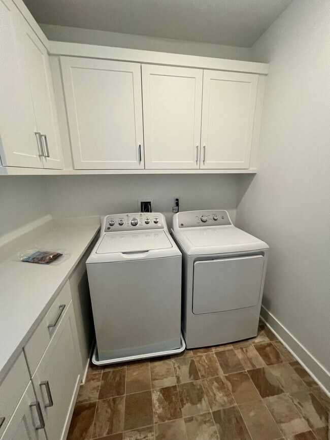 Building Photo - Camarillo - Newer 4 bedroom, 3.5 home