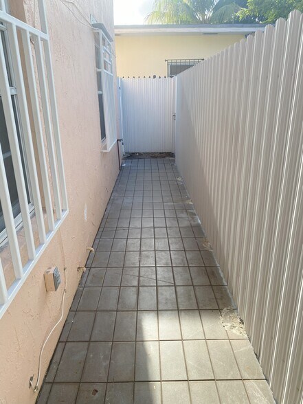 Building Photo - 4782 NW Flagler Ter