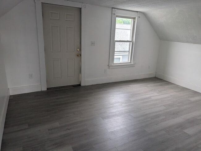 Building Photo - Feldspar Ave