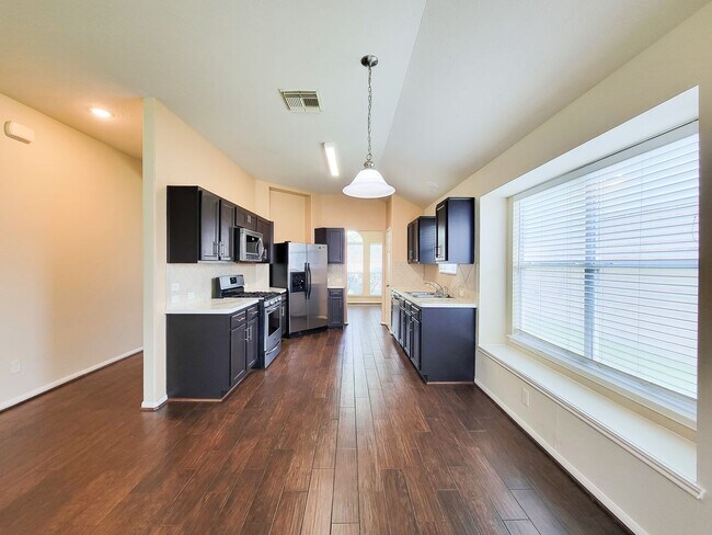 Building Photo - BEAUTIFUL 3 BEDROOM 2 BATH WITH WOOD TILE THROUGHOUT THE HOUSE!