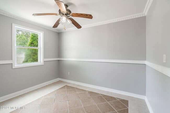 Building Photo - 394 Applegate Ave