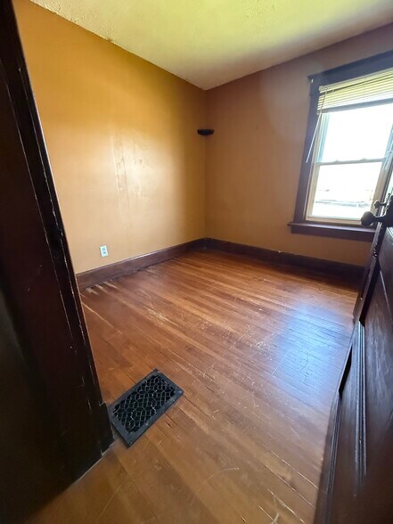 Middle bedroom - 906 E Morris St