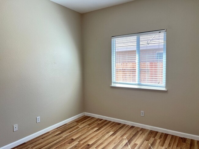 Building Photo - Four Bedroom Two Bathroom Home in Folsom