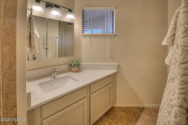 Building Photo - 6655 N Canyon Crest Dr