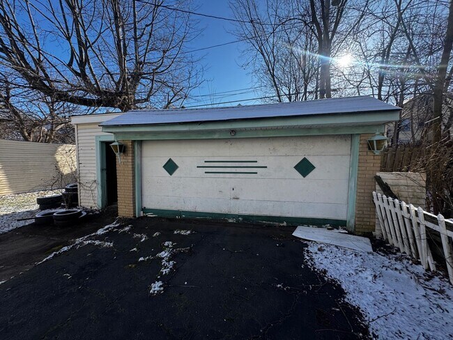 Building Photo - 1545 Glenmont Rd