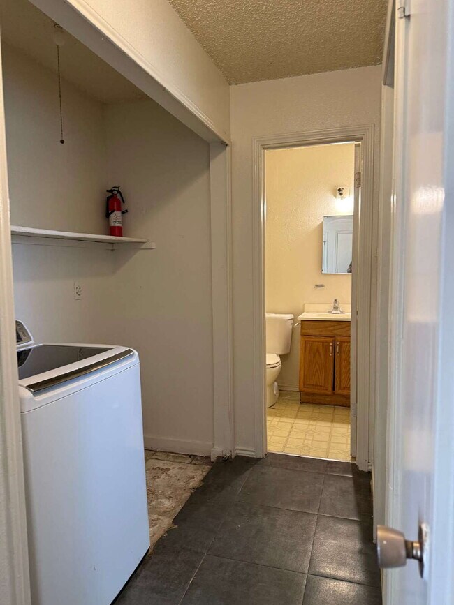 Building Photo - Affordable Three Bed/Two Bath in Leon Vall...