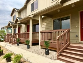 Building Photo - 2 Bedroom 2.5 bathroom Townhouse in Greeley