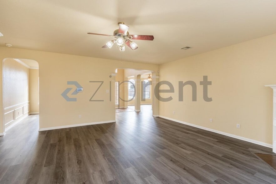 Building Photo - 498 Crossland Dr